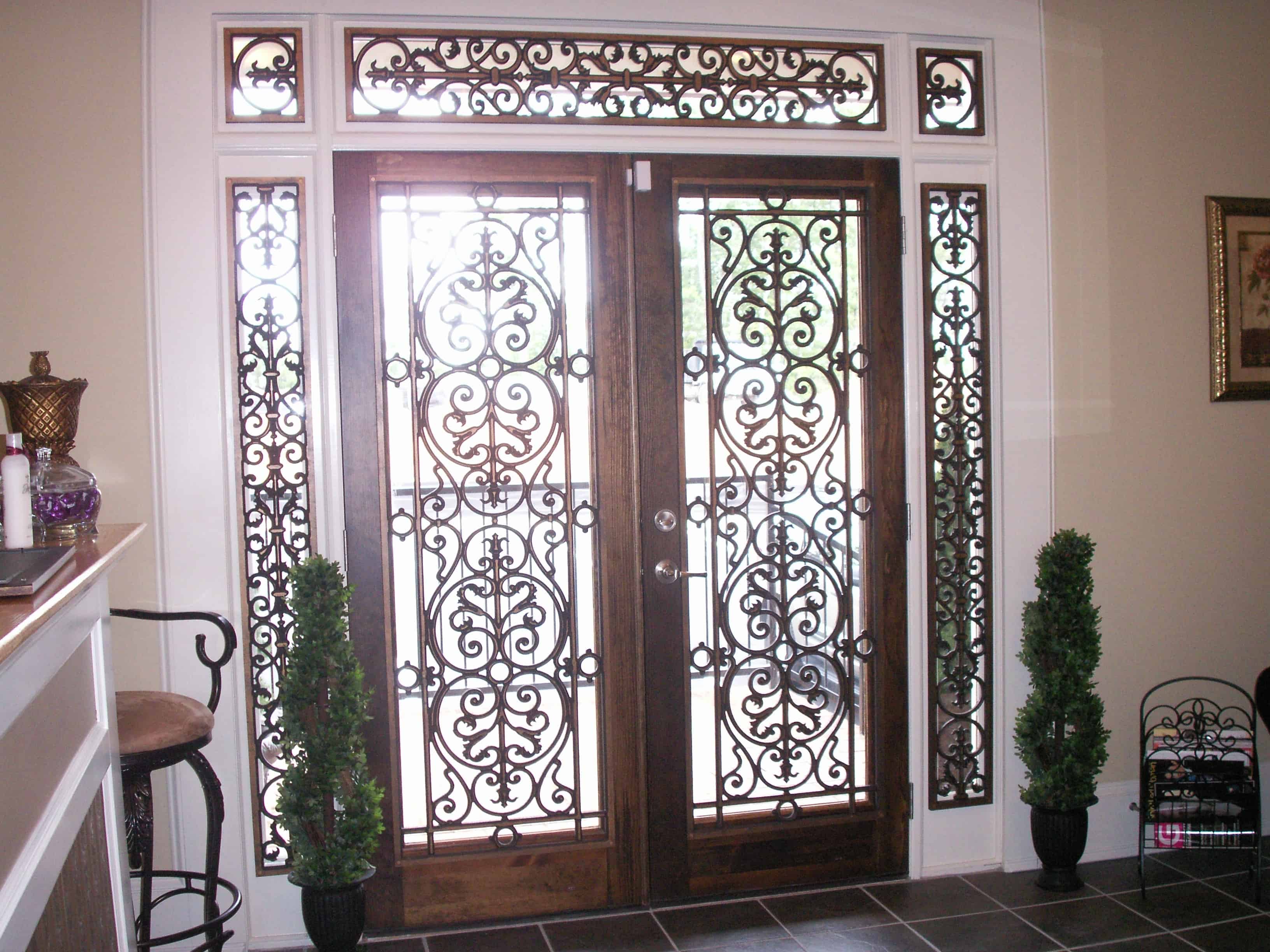 Tableaux at entry door and side lights