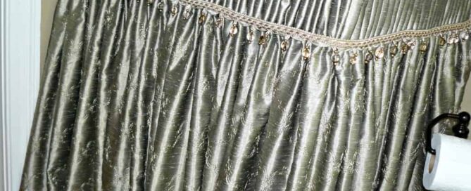 Pedestal sink skirt