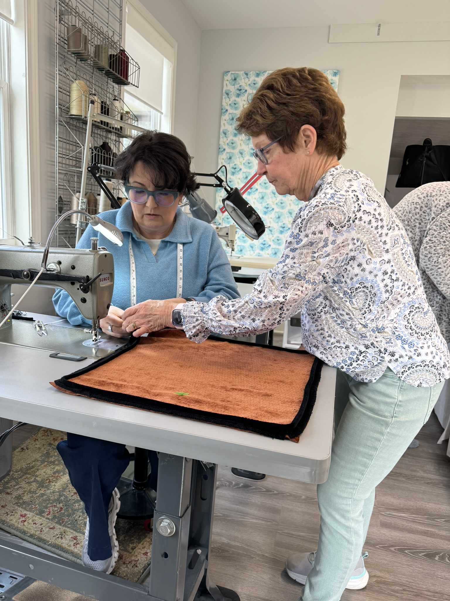 Pillow Workshop with Donna in 2024 – Donna guiding a student at the sewing machine